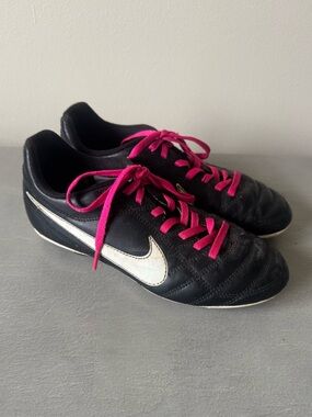 NIKE Soccer Cleats 599072-010 Black White Swoosh Pink Laces